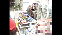 equipamento de vigilancia filma mulher b. chupando pau de homem em loja de conveniencia